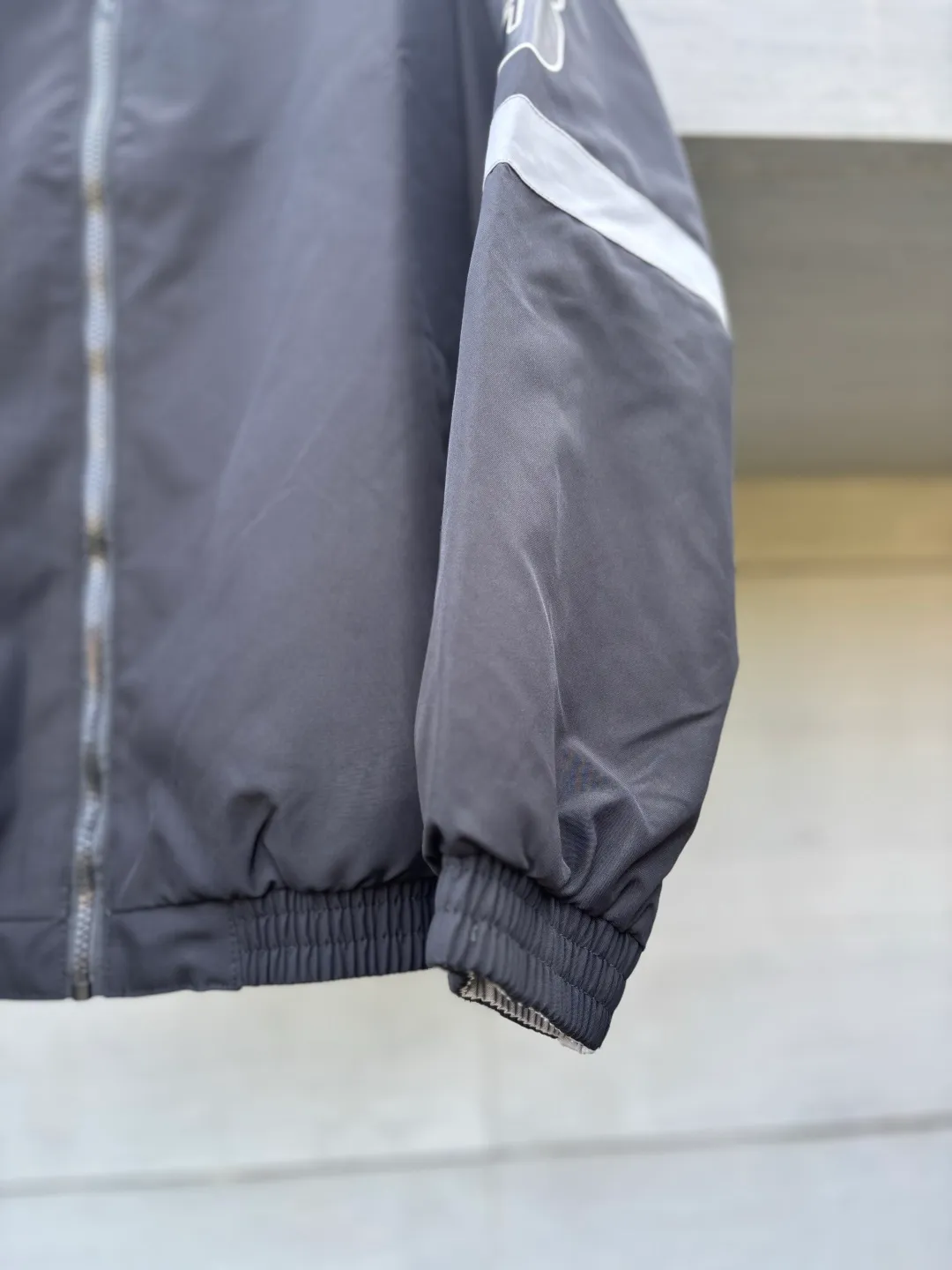 Reversible thin jacket📝𝟭𝟬𝟲𝟴𝟳# Exclusive real shot/difference between various stolen pictures and online picture versions on the market [Top version·Adidas Adidas Clover Men's and Women's Same Stylel H REV JKT Jacket Official website synchronization] ✅Full set of 1:1 customized accessories ➕Customized three-label ➕𝗬𝘂𝗮𝗻 version hang tag ➕𝗹𝗼𝗴𝗼 packaging bag🔥 ➕Scan the tag to enter the official website. ✅The top version, ins Xiaohongshu has many bloggers wearing it. ✅Adi’s absolute Hot Sale star Same Style details are online, feel free to compare! Classic embroidery on the chest, fixed color and classic three-bar stripes, Classic will never go out of style! Versatile is not picky, the original model is perfect for the upper body, so buy it with your eyes closed! "Self-view of quality control with real photos of store owner's details" What you see is what you get # Full text real photos 📷 Never save a penny of cost! ! ! ⭕The high version of the best products🐮is different from the junk products in the market🗯️The same picture but different prices means different versions. ❌Don’t be fooled by the same copywriters and pirated pictures from outside that mix and distribute high-luxury pictures at low prices. After comparing the quality, you will know where the gap is. Don’t lie. I don’t guarantee that my products are the cheapest, but I definitely guarantee that they are worth every penny of your hard-earned money! ‼ ️We don’t slash prices or lower prices, we supply products with heart and only make high-end versions!!! Breasts Jimei must see the details of my home clearly, the pictures of my home are all taken by the owner himself❤️ Color: Black. Size: S-XXL